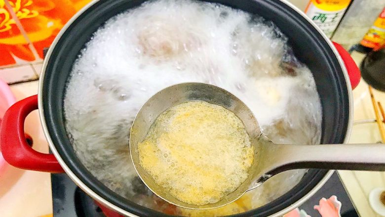 山药黑木耳胡萝卜排骨汤,煮开后用勺子撇去浮沫!
