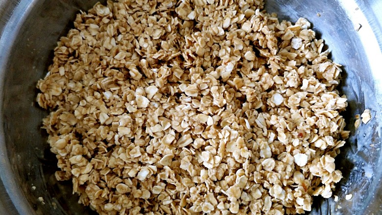 低糖无油燕麦饼干,100g燕麦片不少,需要换一个大点的容器。把材料搅拌均匀,静置15分钟让燕麦片充分吸收液体