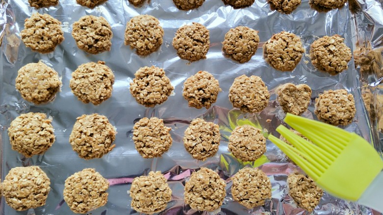低糖无油燕麦饼干,烤完前10分钟,取出饼干刷上混合液