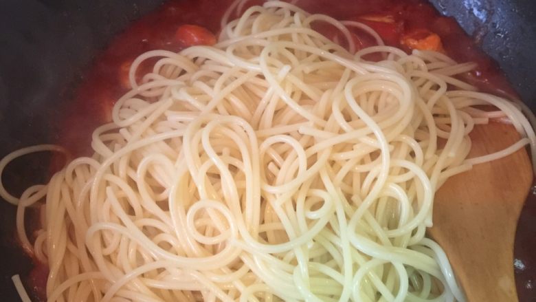 快手早餐—鸡肉意大利面,意面沥干水,放在锅里用筷子拌匀,味道不够加少许盐调味,撒入黑胡椒