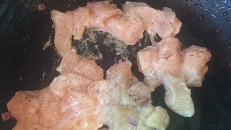 快手早餐—鸡肉意大利面,锅中倒少许油把鸡肉炒熟,盛出备用