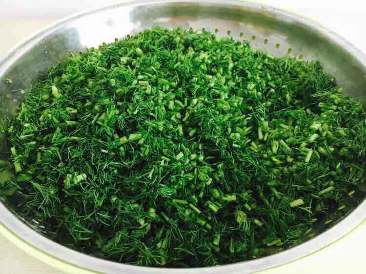 北方特色饺子 茴香馅水饺(附和馅小技巧),茴香切成碎末。