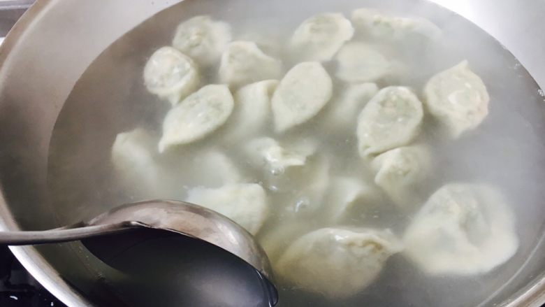 北方特色饺子 茴香馅水饺(附和馅小技巧),煮饺子时朝一个方向搅动,期间水开后往里倒入一小碗的凉水,这样重复4次。
这是饺子刚下锅时的状态,刚下锅后一定先用勺按照顺时针推水,这样饺子就不沉底,不粘锅啦。