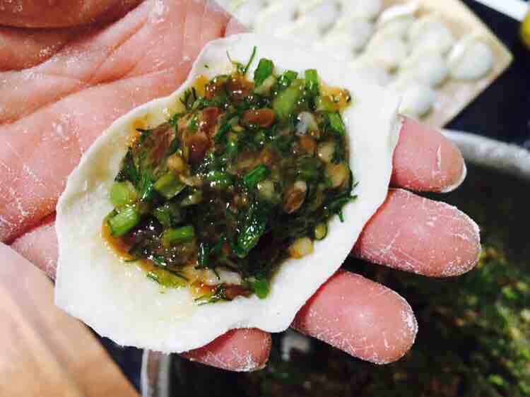 北方特色饺子 茴香馅水饺（附和馅小技巧）,往饺子皮上放适量的饺子馅。