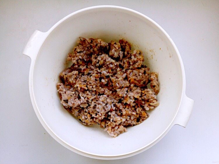 彩色饭团,将拌好的海苔和肉松加入<a style='color:red;display:inline-block;' href='/shicai/ 507'>米饭</a>中拌匀,并分成四等份。