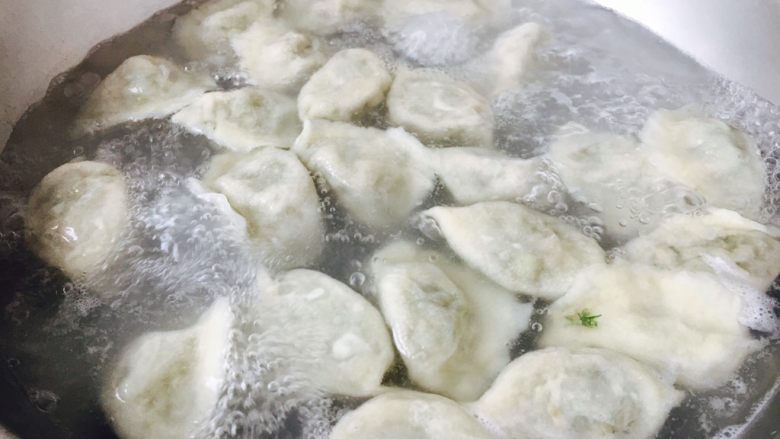 北方特色饺子 茴香馅水饺(附和馅小技巧),这是水开后饺子浮在水面的状态。