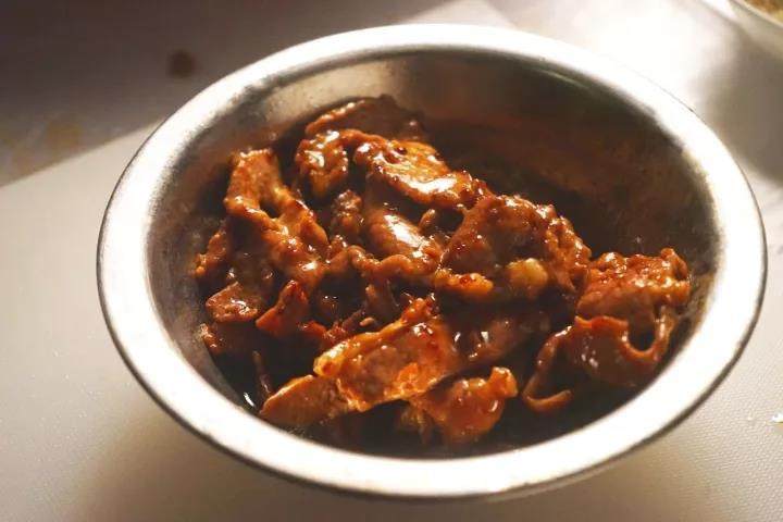 葱爆羊肉,大火爆香姜片和葱，羊肉回锅翻炒均匀。