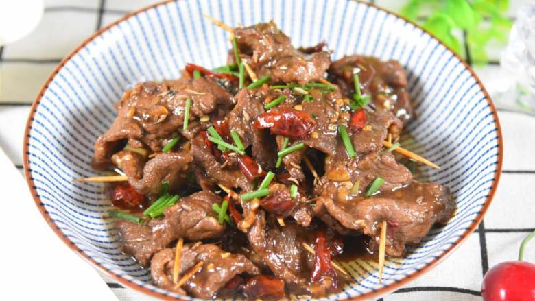 这样做的牙签牛肉，不用油炸更健康，味道香嫩有嚼劲