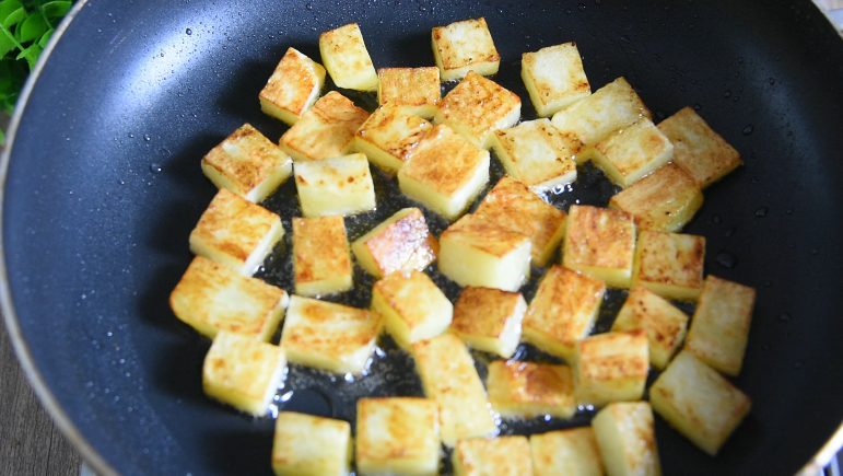 土豆原来可以这样吃,好吃到让你上天,孜然小土豆块!,中火煎3分钟,翻面,再煎2分钟至微微焦黄盛出