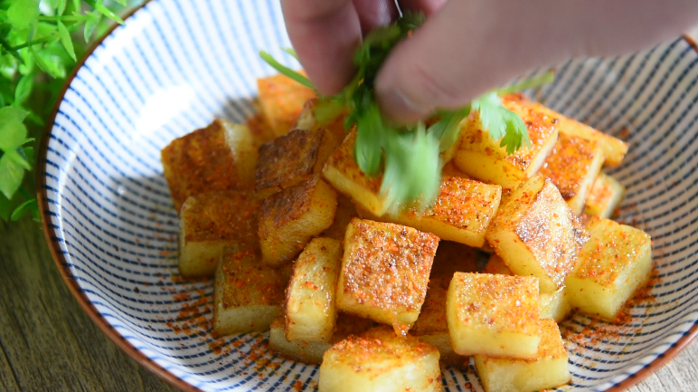 土豆原来可以这样吃,好吃到让你上天,孜然小土豆块!,盛出,放少许香菜点缀即可