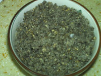 椒盐芝麻馅,装入碗中,密封保存