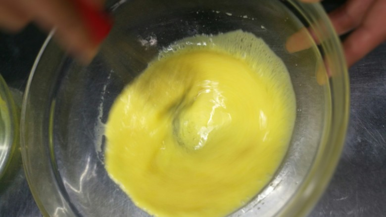 一次性做出六种口味的戚风蛋糕,用手抽搅拌均匀即可,备用。注意不要打发。