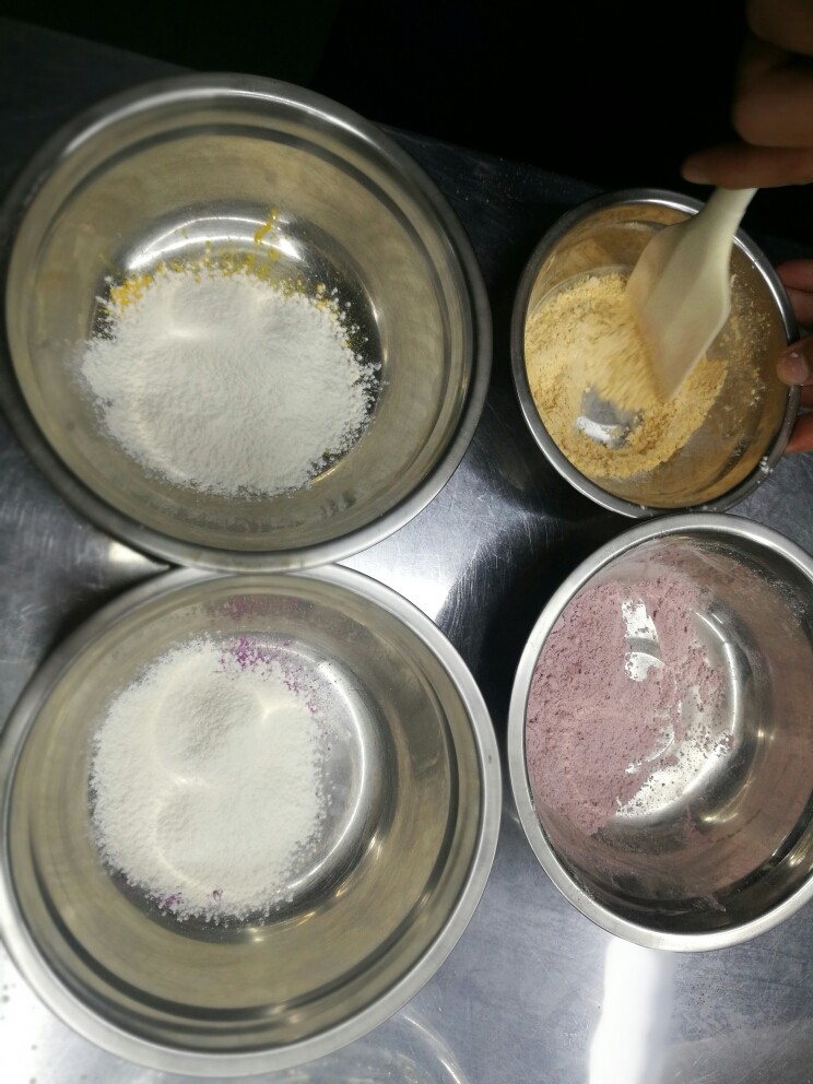 一次性做出六种口味的戚风蛋糕,6个颜色的果蔬粉按配方分别称在6个盆中,加入过筛的<a style='color:red;display:inline-block;' href='/shicai/ 548'><a style='color:red;display:inline-block;' href='/shicai/ 548'><a style='color:red;display:inline-block;' href='/shicai/ 548'><a style='color:red;display:inline-block;' href='/shicai/ 548'><a style='color:red;display:inline-block;' href='/shicai/ 548'><a style='color:red;display:inline-block;' href='/shicai/ 548'>低筋面粉</a></a></a></a></a></a>。