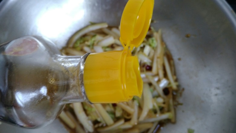 香辣白菜帮,倒入适量<a style='color:red;display:inline-block;' href='/shicai/ 3738'>芝麻油</a>,翻炒均匀即可关火出锅。