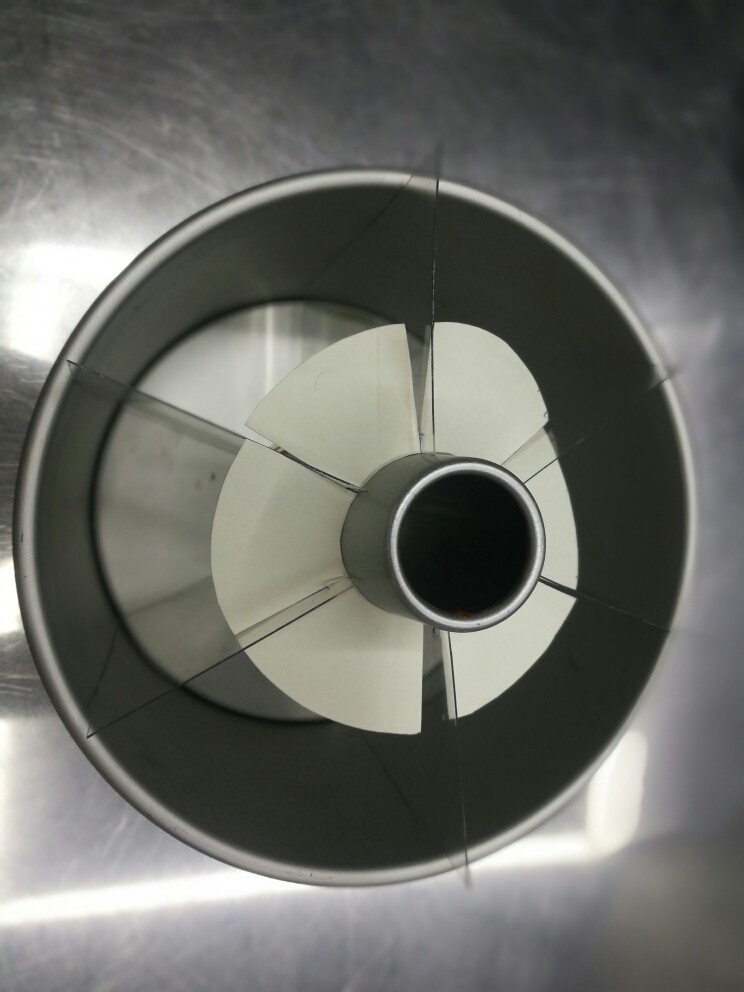 一次性做出六种口味的戚风蛋糕,准备好7寸的烟囱模具,四周抹上黄油,这样方便脱模,做好6个格的隔板均分,一定要卡住,免得隔板灌面糊时会跑动。