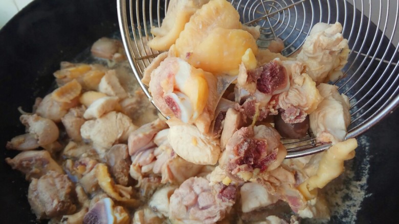 家的味道～香菇红烧鸡,冷水入锅给鸡肉焯一下