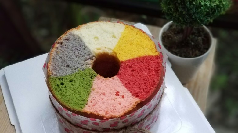 一次性做出六种口味的戚风蛋糕,四周围上油纸,扎上麻绳。软软的六种口味戚风就做好了。做早餐或下午茶都很不错。