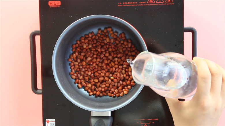 红豆芋艿汤,红豆倒入奶锅中，加入足量的水，大火煮开后转小火煮熬煮1个半小时。