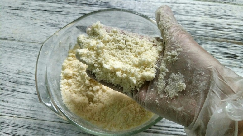 浪漫玫瑰苹果挞,用手揉搓成玉米面状态,如图所示