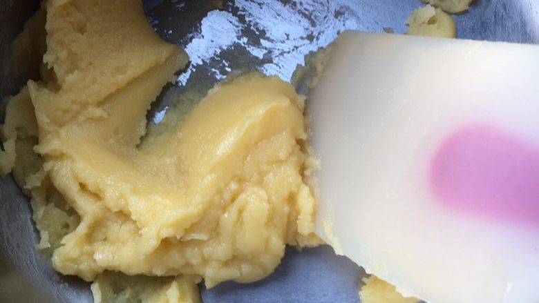 炼乳香草海绵蛋糕,关火放入低粉,搅拌均匀无干粉