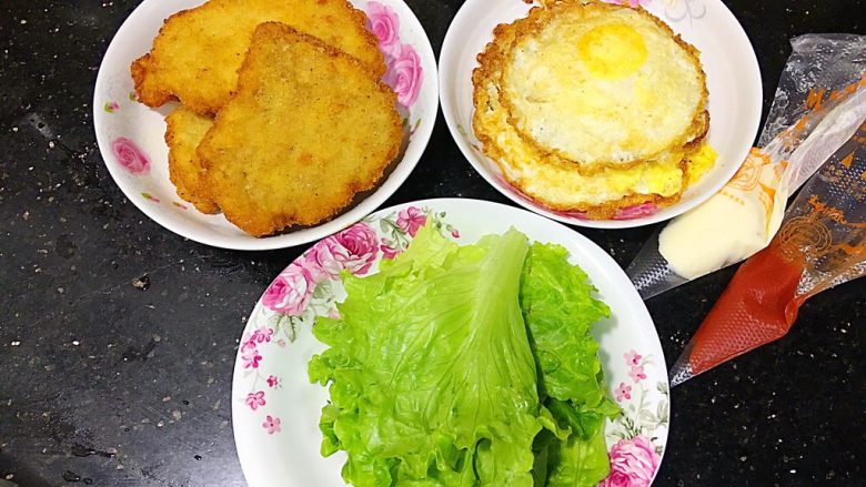 家有烤箱+黑白配炸猪排鸡蛋汉堡,准备好材料
