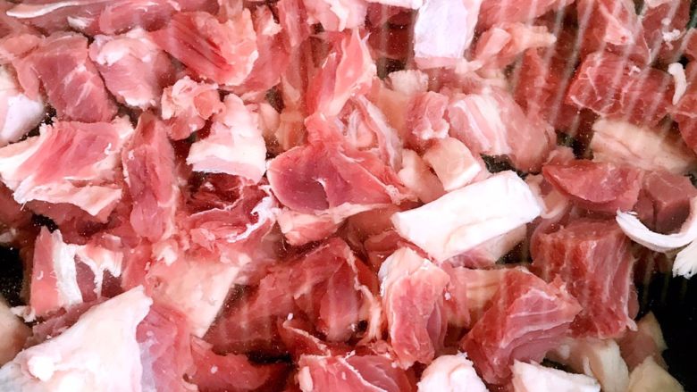 牛肉炖萝卜,冷水入锅,煮出血水后捞出备用