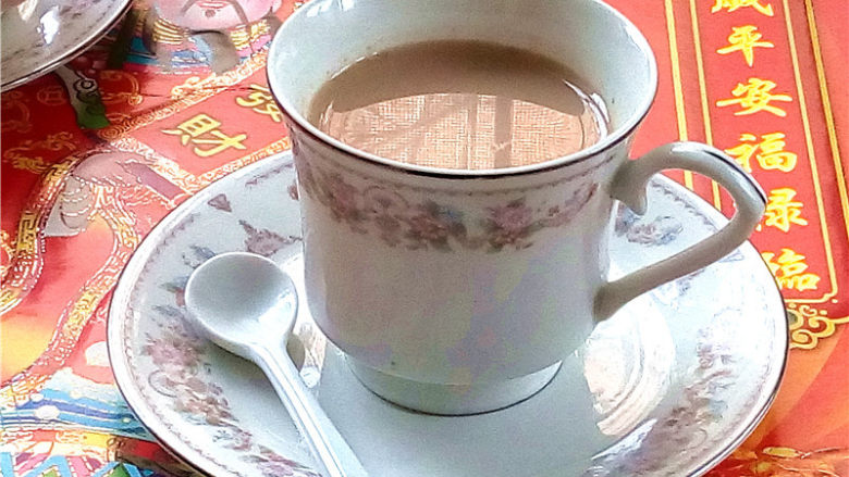 秋冬季养胃暖身最佳饮品--姜枣奶茶,把做好的奶茶倒入自己喜欢的茶杯中,让我们享受这温暖的下午茶吧。