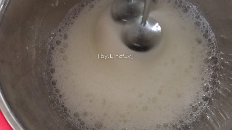 红丝绒戚风蛋糕,打发到较小泡泡时即可加入60g细砂糖中的三分之一,即剩下的细砂糖的一半,再继续高速打发