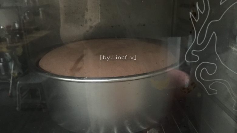 红丝绒戚风蛋糕,放入提前预热好的烤箱下层,上下火,160度烘烤约55分钟