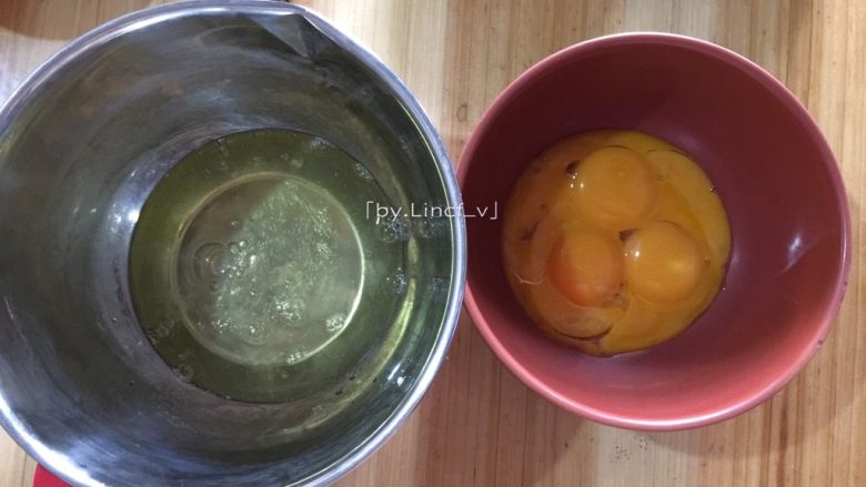 红丝绒戚风蛋糕,首先将鸡蛋的蛋黄与蛋清分离,装蛋清的盘确保无油无水,蛋清里不能有一点点蛋黄