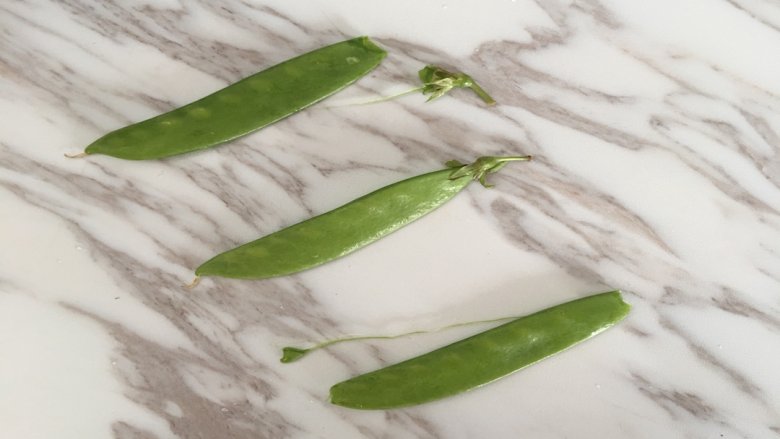 高蛋白减脂——虾仁豌豆饼,豌豆去除蒂及两边的老经，去除方法掰断豌豆两头顺着边缘轻撕；