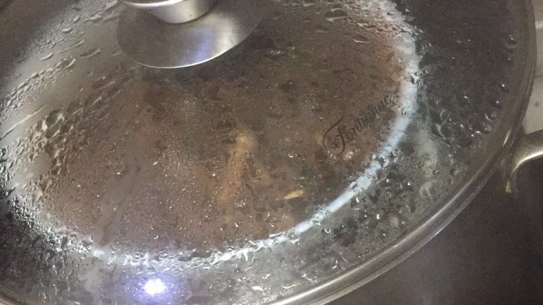 梅菜扣肉
,上锅，水开后改小火蒸两个小时，注意锅里的水喔