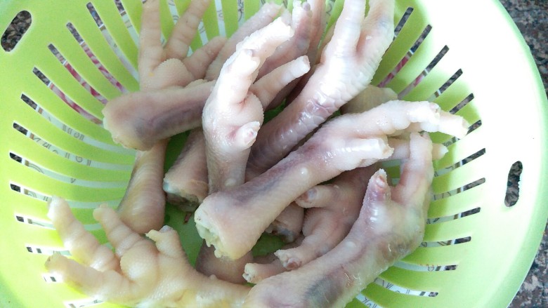 卤鸡爪,冲干净鸡爪表面的浮沫,再沥干