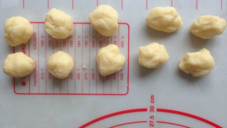 万圣节--女巫手指饼,分成每个10克左右,大概可以做15根手指,剩余的面团加色素混合均匀