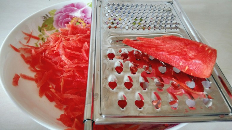 金枪鱼饭卷,<a style='color:red;display:inline-block;' href='/shicai/ 25'>胡萝卜</a>去皮,用搽丝板搽成丝。