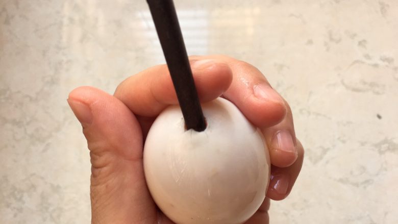 腊肠咸蛋饭,咸蛋用筷子戳一个洞,洞口要塞得进一个食指的宽度,蛋清全部倒出来不要,并在水龙头下冲洗干净咸蛋里的蛋清,蛋清没有洗干净会影响成品的卖相!
