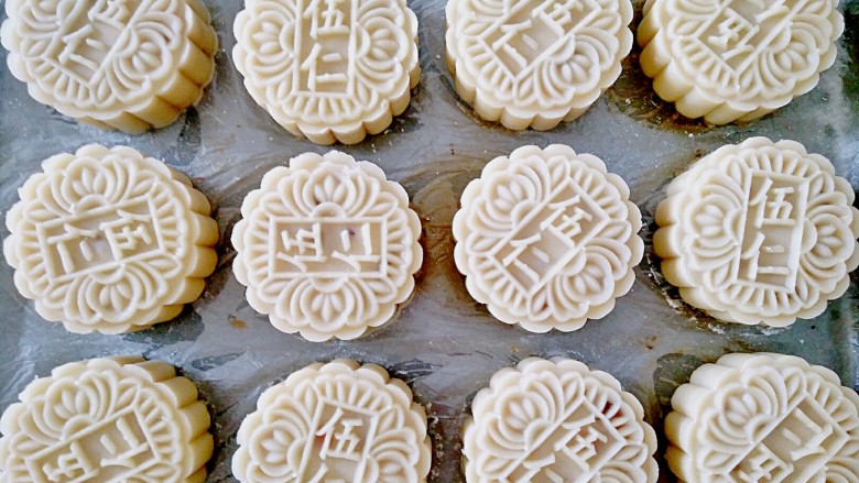 广式月饼,五仁馅的比较简单一些,直接把皮擀薄,把馅料放在饼皮上面,把饼皮慢慢往上推,收口,搓圆,收口朝下,模具里面撒一些干粉,把模具转一圈,再把多余的粉倒掉,再把包好的月饼放进模具里,直接压在放了油纸的烤盘里,压模的时候要用点力度,压好后手松开,待模具手杆回升后,再用两手抓住手杆把月饼慢慢往下推,一个月饼就出来了。