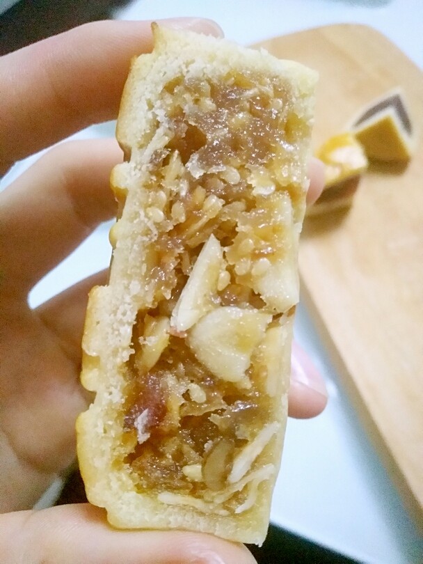 广式月饼,这是五仁馅的,我最爱吃的了!