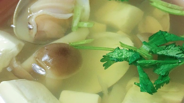 文蛤豆腐蟹味菇菌汤,出锅之后可以加一点香菜沫点缀和提味,看看上去汤水清澈,清淡可口。