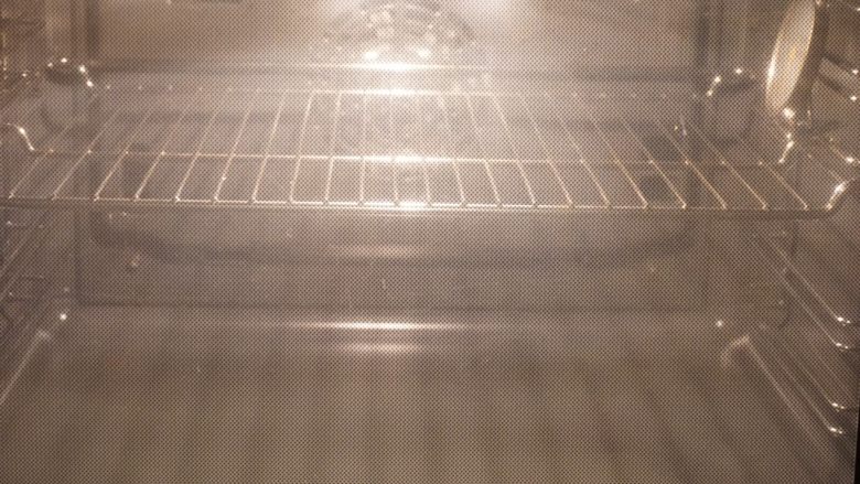 麦麸坚果吐司,这里忘记拍一张发酵好入烤箱前的状态图了,可能是太激动了
发酵完成,烤箱上下火180度预热10分钟
