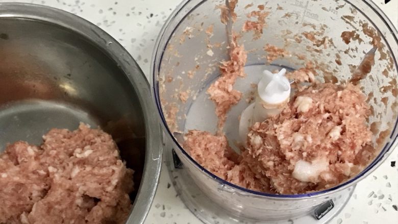 自制烤肠,肉放在料理机里面打碎,颗粒粗细根据自己的爱好来。