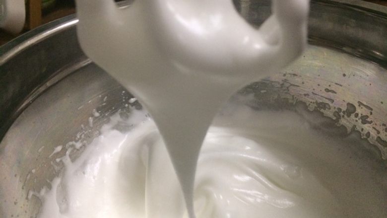 舒芙蕾乳酪蛋糕,分三次加入砂糖,打至湿性状态,提起呈小弯钩。