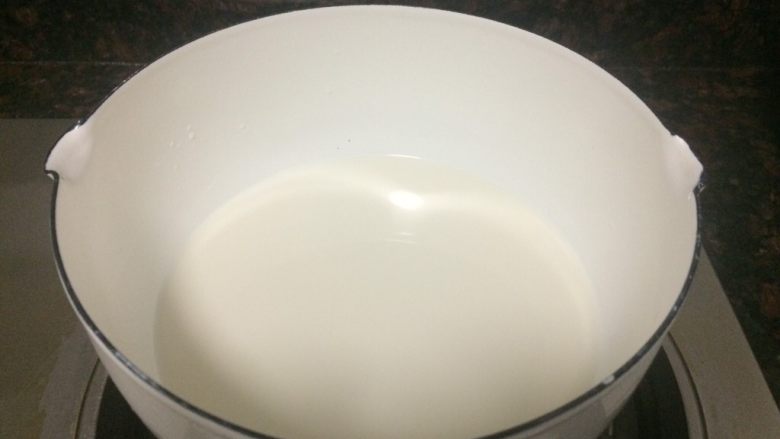 舒芙蕾乳酪蛋糕,<a style='color:red;display:inline-block;' href='/shicai/ 219'>牛奶</a>倒入奶锅,中小火煮至要沸腾的状态。