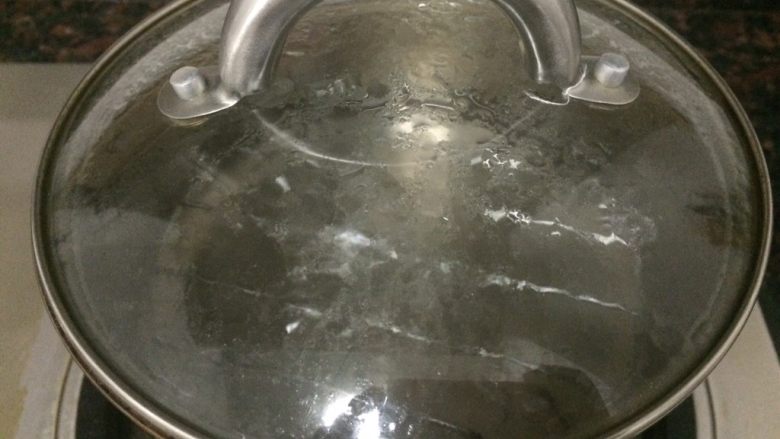 舒芙蕾乳酪蛋糕,煮一锅开水备用,不关火。