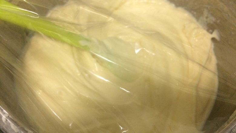 舒芙蕾乳酪蛋糕,盖上保鲜膜,放入冷水中冷却。