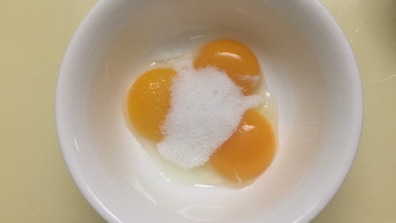 舒芙蕾乳酪蛋糕,煮牛奶的同时弄蛋黄糊,蛋黄加入砂糖拌匀。