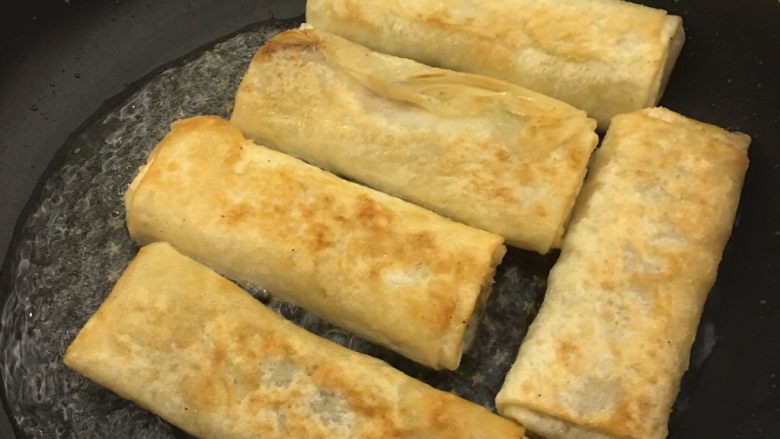 三丝炸春卷,煎至金黄色(一般两边各翻三翻的样子就可以起锅了)