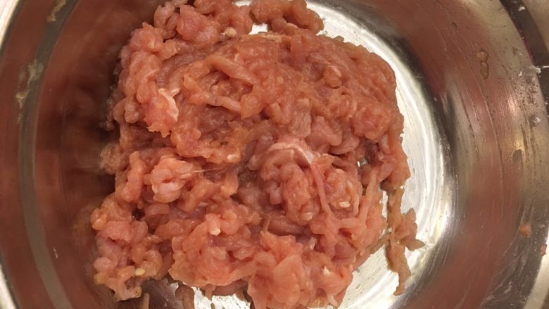 三丝炸春卷,里脊肉腌制备用:腌制顺序:加入少量盐、老酒(约2勺)、生抽(约2勺)、用手搅拌下加蛋清、山粉。