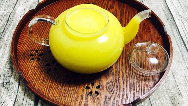 奶香鲜玉米汁(豆浆机版),漂亮吧!?
此时香味扑鼻,有想马上喝一口的冲动。
我每次都偷偷喝一小杯原味的玉米汁,味道甘甜适口。