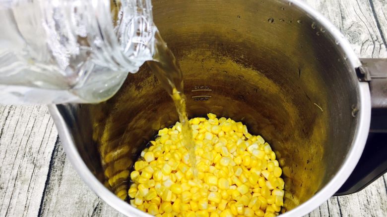 奶香鲜玉米汁(豆浆机版),倒入1000ml的矿泉水。